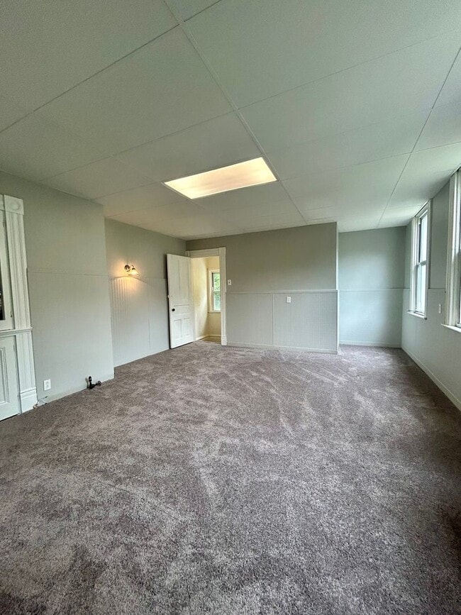 Building Photo - Large 3bd/ 1.5 bath Home w/Attic Room l Sp...