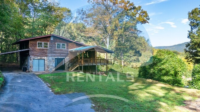 Building Photo - Beautifully remodeled 4 bedroom 2 bath home in Sylva available for year-long lease $2000 a month