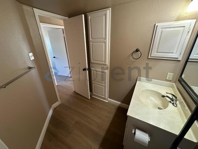 Building Photo - Unit A