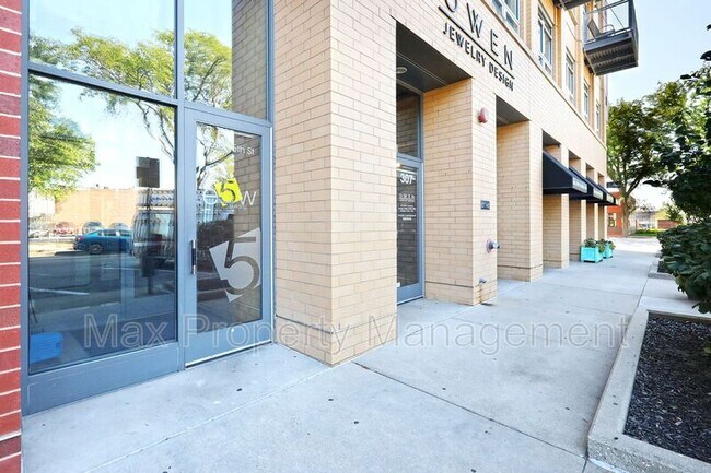 Building Photo - 309 E 5th St