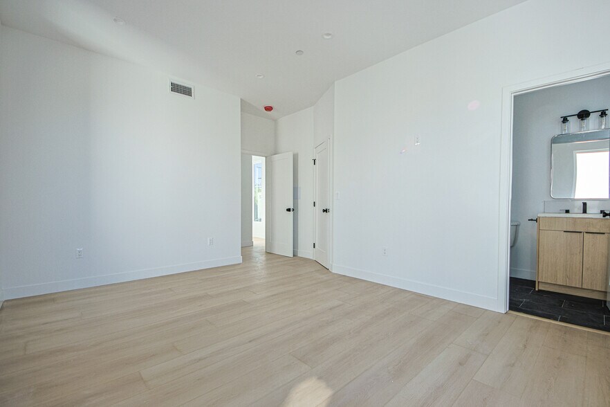 Building Photo - 6405 Odessa Ave