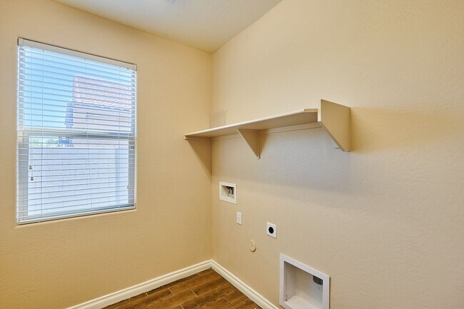 Building Photo - Lynx