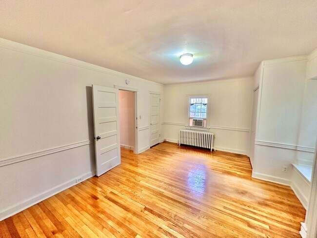 Building Photo - Spacious 6 bedroom 3.5 bath Tudor Townhouse w/Deck close to Georgetown University & Hospital