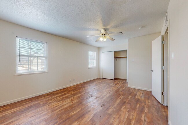 Building Photo - North Valley 3 bedroom Townhouse