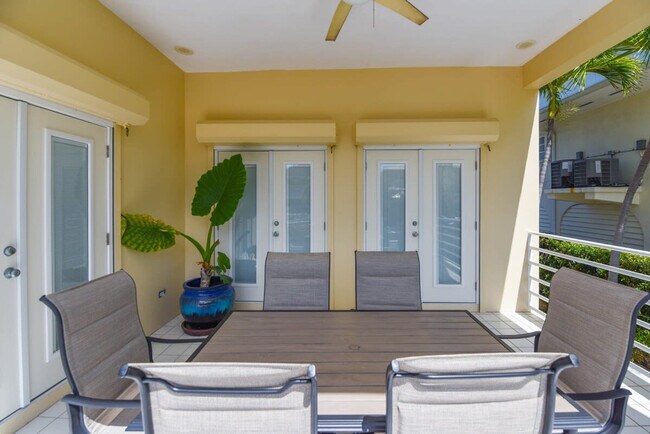 Building Photo - 8 Floral Ave