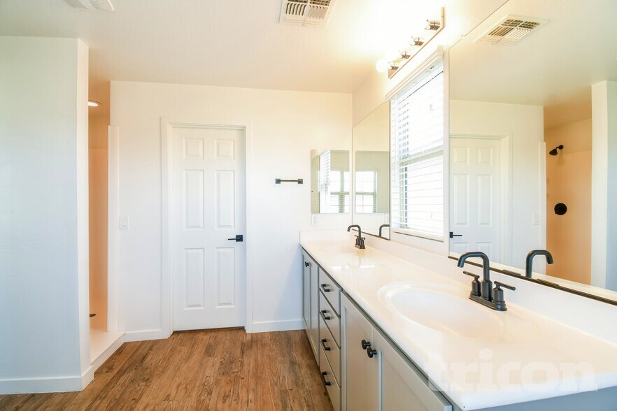 Building Photo - 4820 S Mole