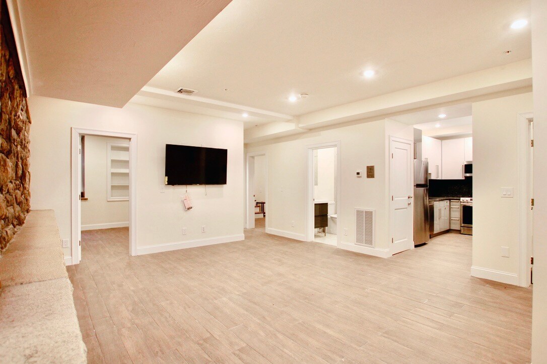 Building Photo - 1614 Beacon St