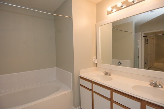 Building Photo - 16933 Scenic Knoll