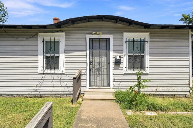 Building Photo - 1547 E 10th St