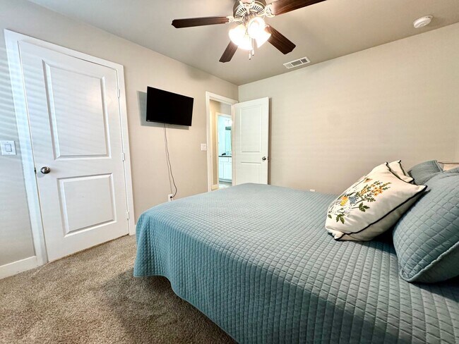 Building Photo - Furnished Rental 3 bed 2 bath Minimum of 30-day stay