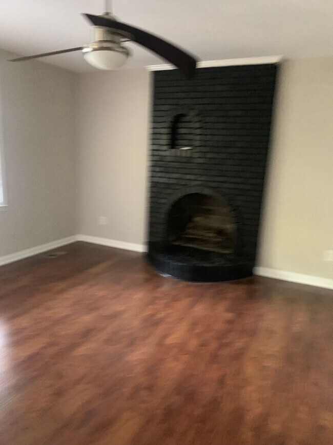 Building Photo - 3 BEDROOM BRICK RANCH WITH FENCED IN BACK ...