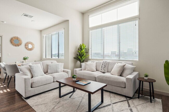 Primary Photo - 711 W Broadway Rd