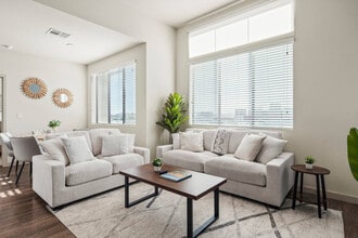 Building Photo - 711 W Broadway Rd