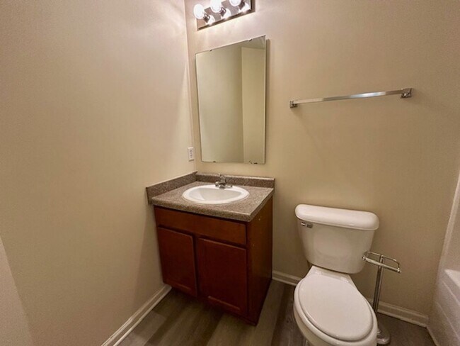 Building Photo - Beautiful 4 bedroom 2.5 bath 2 story home ...