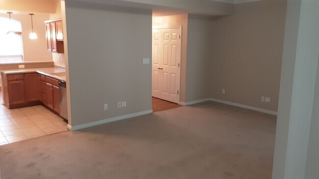 Building Photo - Beautiful three bedroom two-and-a-half bat...