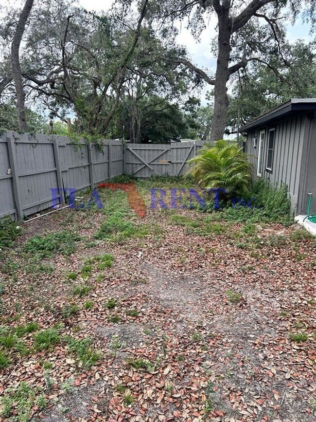 Building Photo - **3/2 lovely home with separate 1/1 In law suite**