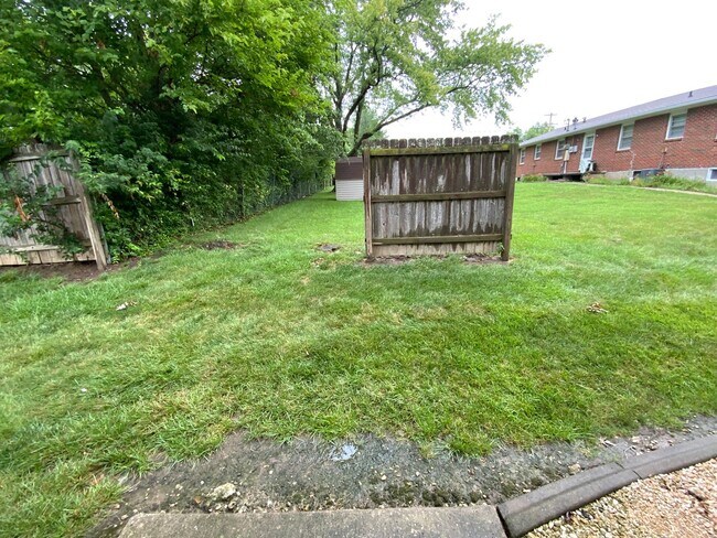 Building Photo - 3 Bedroom 2 Bathroom Duplex