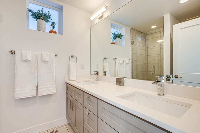 Master Bath - 1315 Zenobia St