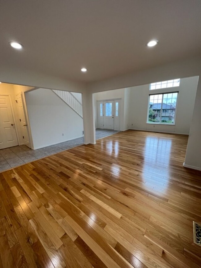 Building Photo - Beautiful 4 Bedroom Eagle River Home!