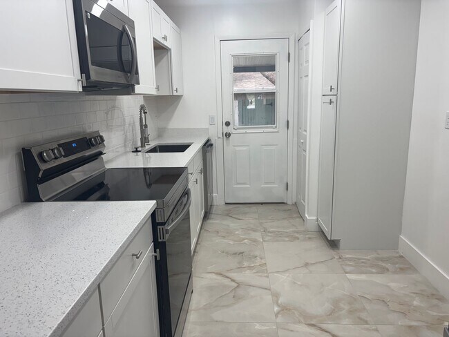 Building Photo - Beautiful, newly renovated 3/2 Condo in a ...