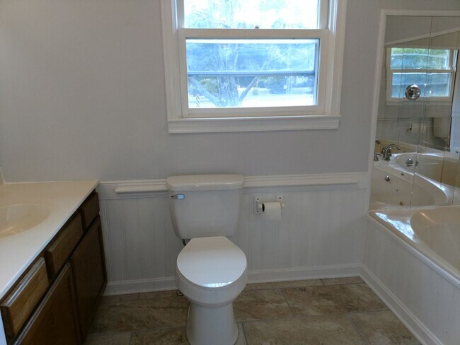 Building Photo - 3 Bedroom 3 Bathroom House in Town of Fron...