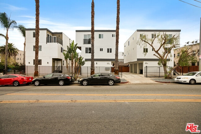 Building Photo - 4232 Rosewood Ave