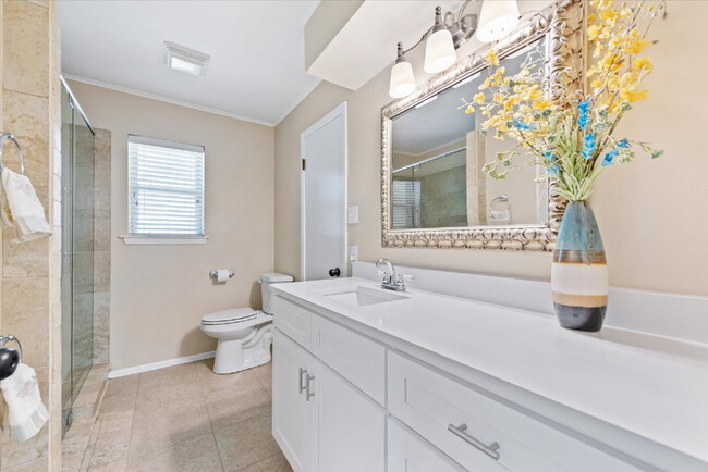 Building Photo - "Spacious 4-Bedroom Hardwood & Granite Fin...