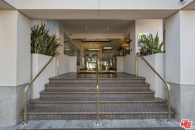 Building Photo - 1131 Alta Loma Rd