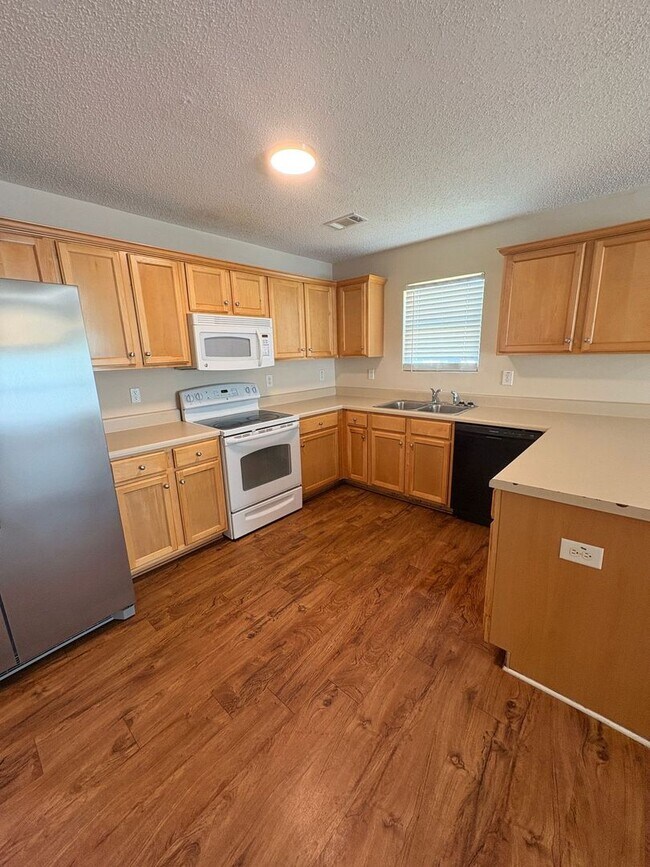 Building Photo - BRIDGEWATER HOME! PRE-LEASING FOR AUGUST 2...