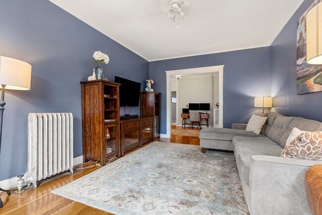 Building Photo - 376 Riverway