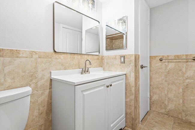 Building Photo - 550 Bayshore Dr