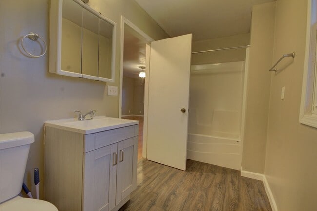 Building Photo - 4 bed, 2 bath home