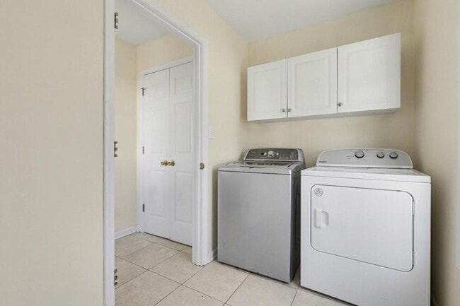 Building Photo - 386 Hill Rd