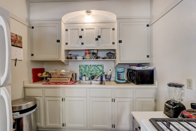 Building Photo - 4460 N Oakland Ave