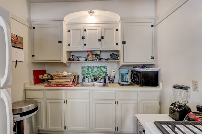 Building Photo - Armin