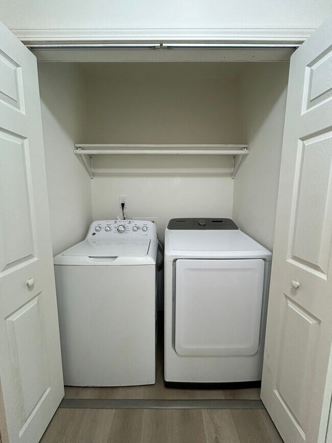 Building Photo - Beautifully Remodeled 4/2