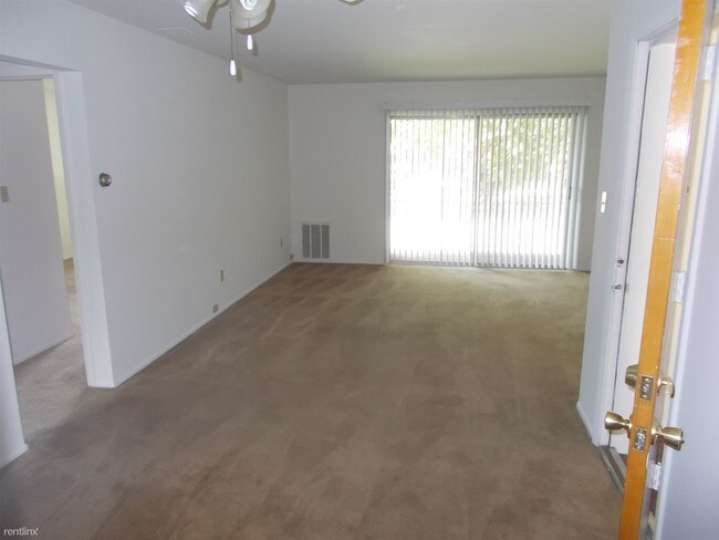 Building Photo - 8601 Manor Ave
