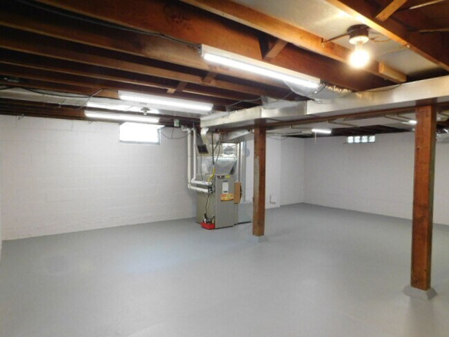 Building Photo - 3Bd/1Ba Two Story House w/ Basement - Avai...