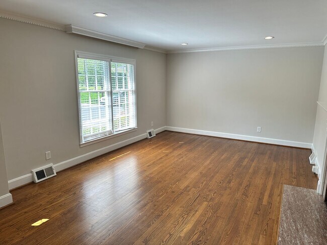 Building Photo - Myers Park 3 Bedrooms 2 Bathroom Duplex!
