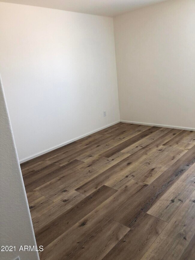 Building Photo - 2528 W Straight Arrow Ln