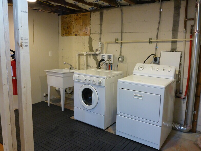 Laundry - 1427 27th Ave