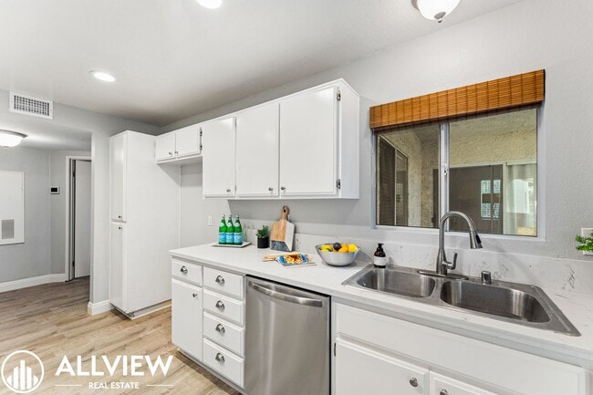 Building Photo - Beautifully Updated 2 Bed/2 Bath in Guard-...