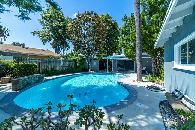 Building Photo - 5652 Fallbrook Ave