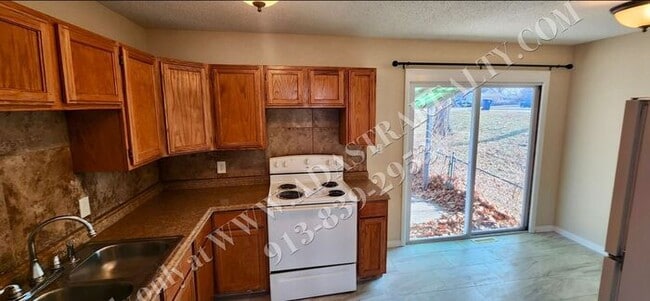 Building Photo - Beautiful House in South KC-Available NOW!!