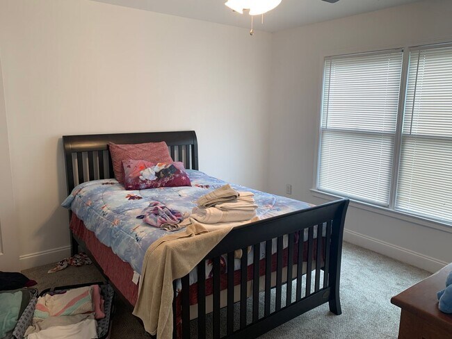 Building Photo - "Pre-Leasing August 2026" Large House Near...