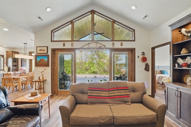 Building Photo - 5700 Island Ct