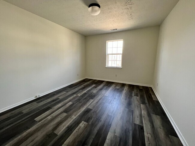 Building Photo - 802 Aubrey Ave