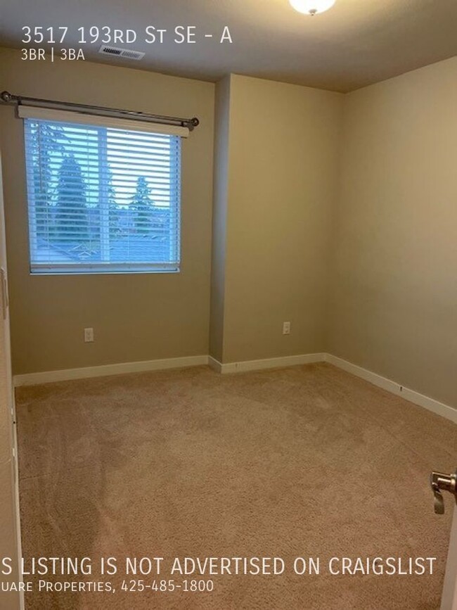 Building Photo - $1,000 Off for December!!! Corner Unit-3 B...