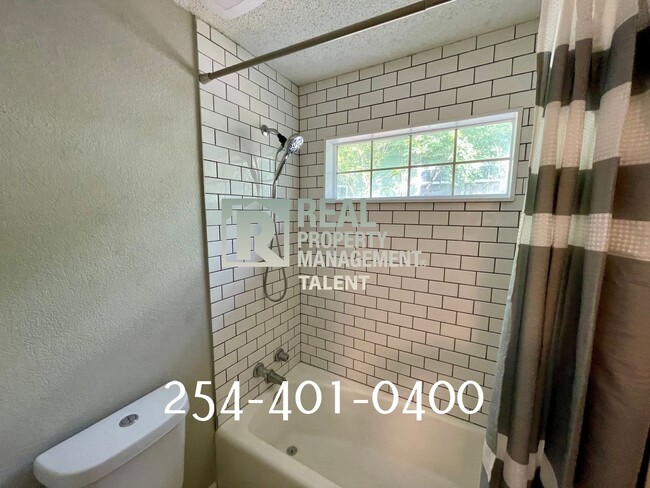 Building Photo - NOW AVAILABLE 3 Bedroom, 2 Bathroom Home f...