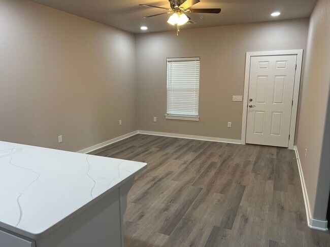 Building Photo - 923 Callie Ave